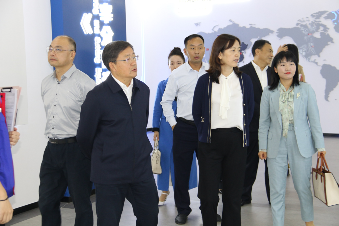 青島市科技局基礎(chǔ)研究處處長(zhǎng)李欣一行蒞臨銳智考察指導(dǎo)市重點(diǎn)實(shí)驗(yàn)室建設(shè)工作 青島市科技局基礎(chǔ)研究處處長(zhǎng)李欣一行蒞臨銳智考察指導(dǎo)市重點(diǎn)實(shí)驗(yàn)室建設(shè)工作